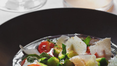 Eau de tomate, concombre, pistou d'oseille