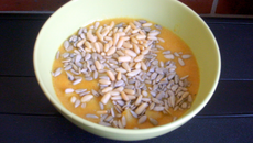 Soupe de légumes avec ses graines de tournesol et ses pignons de pins