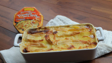 Gratin de pommes de terre, oignon, truite fumée et fromage pour tartiflette de caractère