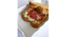 Croque de brioche au lomo espagnol et au bleu d'Auvergne