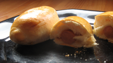 Mini pains au lait comme un hot-dog