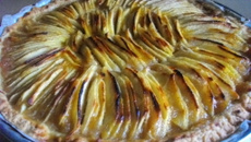 Tarte aux pommes sur pâte brisée épaisse