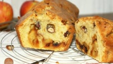 Cake aux pommes et noisettes au caramel