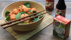 Crevettes sautées aux patates douces, pousses d'épinard et lait de coco