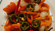 Poivrons marinés et câpres