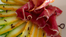 Melon rôti au miel, citron vert et poivre long de Java, chips de bresaola