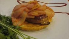 Tatin de foie gras poêlé et ses pommes déglacées au vinaigre de framboise