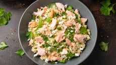 Salade de semoule au thon, feta, oignon vert et roquette