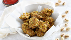 Blancs de poulet panés aux pistaches Wonderful™, façon nuggets au four