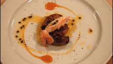 Fine tranche de mangue et langoustine royale au foie gras