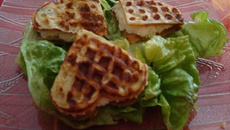 Gaufres au Roquefort Papillon à la mousse de poire sur lit de salade du jardin
