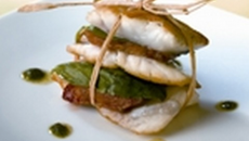 Verticales de bar aux tomates confites et basilic