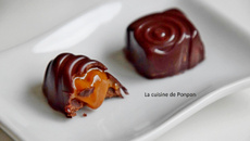 Praline au chocolat noir fourrée de confiture de lait