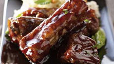 Travers de porc caramélisés, sauce au gingembre et risotto aux amandes