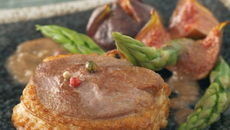 Tournedos de canard, sauce à la figue et asperges vertes