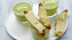 Soupe d'avocat glacée et crostinis d'emmental Grand Cru