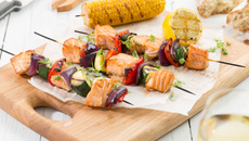 Brochettes de saumon de Norvège et ses petits légumes du soleil