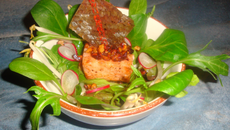 Carré de Saumon en Panure d'Arachides et son Craquelin, Petit Mesclun