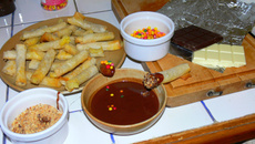 Nems de bananes sauce au chocolat et éclats croustillants