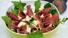 Salade de figues au jambon cru et cambozola