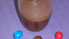 Verrines choco-m&m's, crème pralinoise