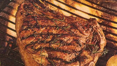 Côte de bœuf marinée aux oignons dorés