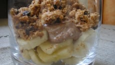 Verrines banane/Kinder® façon crumble