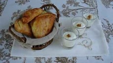 Petits chaussons aux pommes et confiture de lait, verrines de fromage blanc au miel et noix