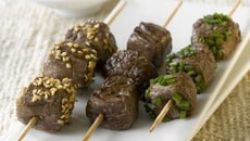 Brochettes teryaki de viande chevaline et salade de pommes de terre crémeuse