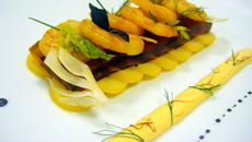 Version d'une bouillabaisse froide, crevette et st jacques au safran