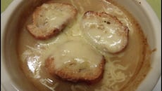 Soupe à l'oignon gratinée rapide