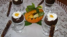 œufs à la coques au chocolat et panier de fruits