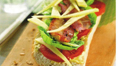 Tartine bacon, laitue, tomate, version Comté