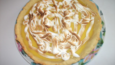 Tarte au citron meringuée sur sa pâte aux zestes