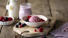 Glace yaourt brassé myrtille, sirop aux fruits rouges