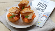 Choux au fromage fouetté, avocat et saumon fumé