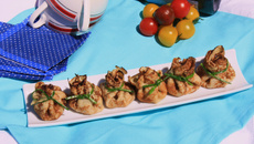 Mini aumônière tomate-concombre, jambon de Bayonne et « crème »  avocat-roquefort
