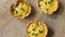 Mini tartelettes au pain de mie, fromage de chèvre & ciboulette