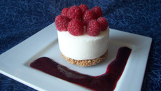 Mousse de faisselle de fromage blanc sur croustillant au chocolat blanc, framboises et coulis de framboise