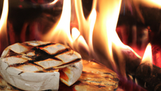 Camembert braisé au feu de bois