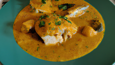 Feuilleté de Sole rôtie  aux huîtres Spéciales de Claire Marennes Oléron pochées, bouillon au curry madras