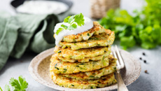 Galettes de quinoa aux épinards, oignons nouveaux et herbes fraiches