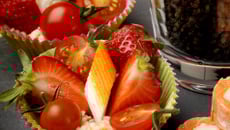 Cupcake au surimi de colin d'alaska à la fraise et tomate