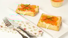 Tarte à la carotte sur une crème d'oignons doux à la moutarde fine et forte