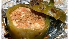 Poivrons verts farcis à la tomate, au pesto rouge et à la fêta