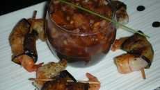 Gambas en robe d'aubergine et tartare de tomates pimentées