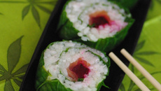Sushis aux épinards, au saumon fumé et à la betterave