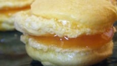 Macaron safran à la gelée d'abricots