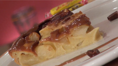 Gâteau aux pommes, sauce Carambar