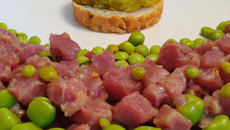 Tartare de canard au wasabi frais purée de petits pois